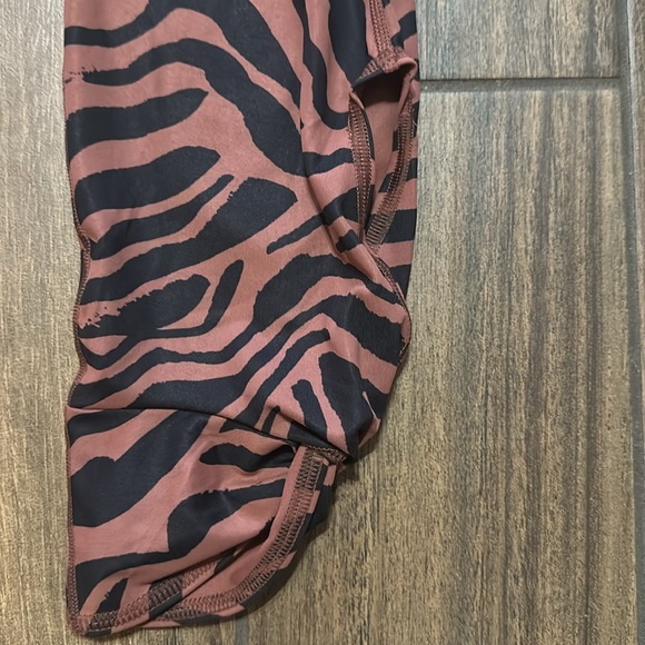 Brand New gorgeous Fabletics size medium tiger print set with side pockets - Picture 5 of 5